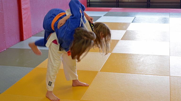 Judoka heittää toista judokaa tatamilla