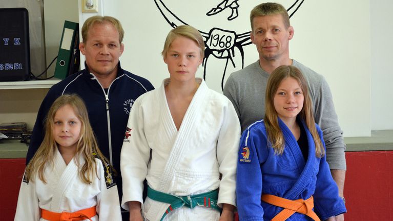 Veljekset Marko ja Jorma lapsineen perhepotretissa