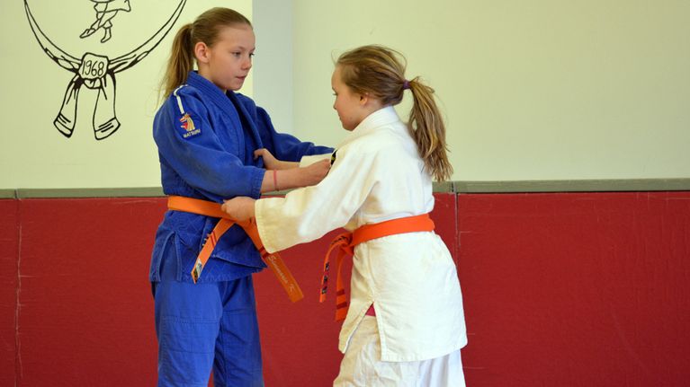 Kaksi judokaa kiinni toisissaan
