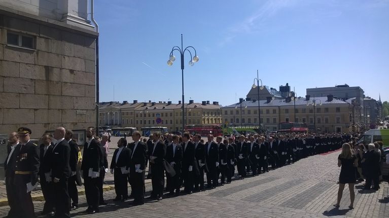 Pitkä rivi tohtoripromootioon osallistuvia Unioninkadulla Helsingissä