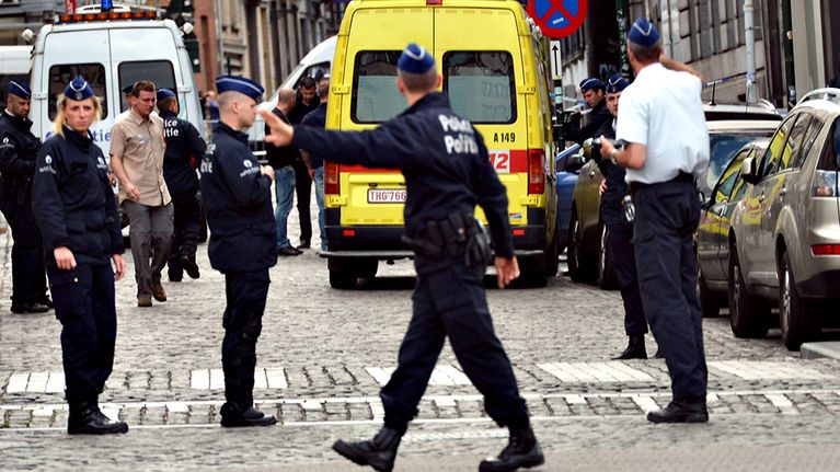 Poliisit eristävät ammuskelualueen.