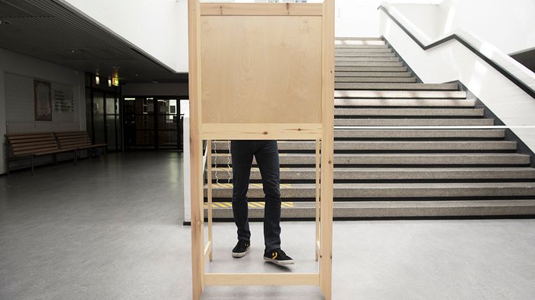 Henkilö äänestykopissa. 