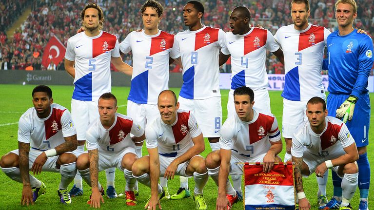 Hollannin joukkue poseeraa ryhmäkuvassa.