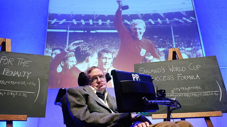 Fyysikko Stephen Hawking julkistamassa ennustuksensa Englannin tulevasta MM-menestyksestä.