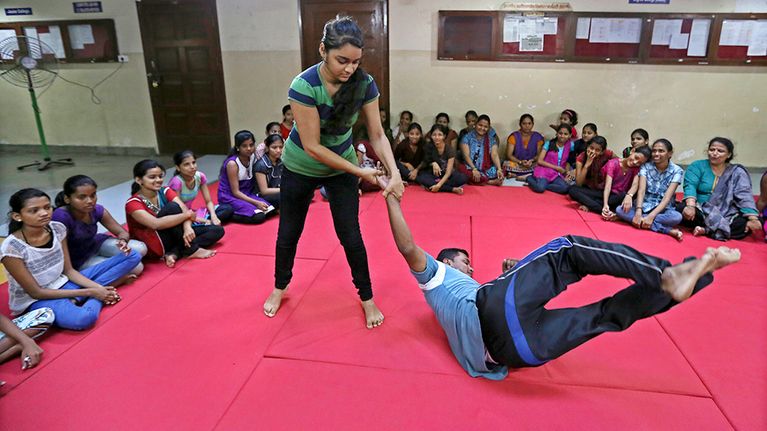 Joukko intialaisnaisia osallistui ilmaiselle itsepuolustuskurssille Mombaissa syyskuussa 2013. 