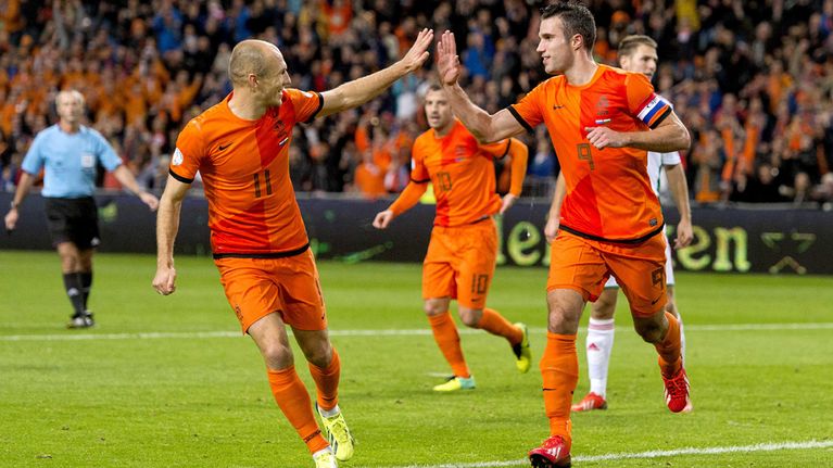 Hollannin Arjen Robben (vas.) ja Robin van Persie (oik.) paiskaavat kättä maalin jälkeen.
