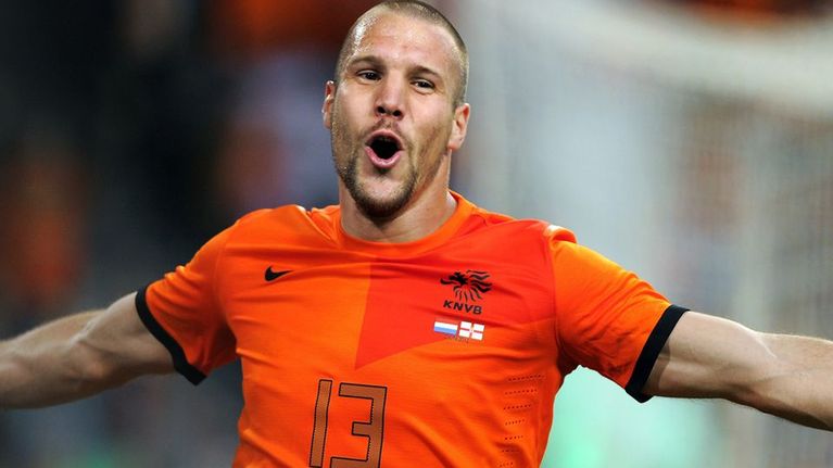 Hollannin Ron Vlaar iloitsee maalistaan.