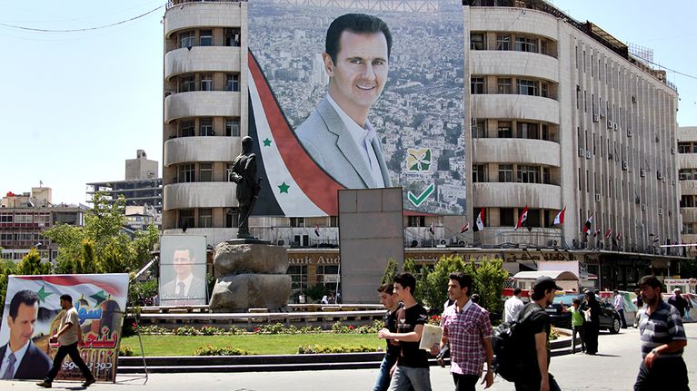 Bashar al-Assadin valtava muotokuva talon päädyssä.