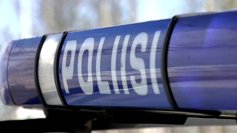 Poliisi-kyltti auton katolla.