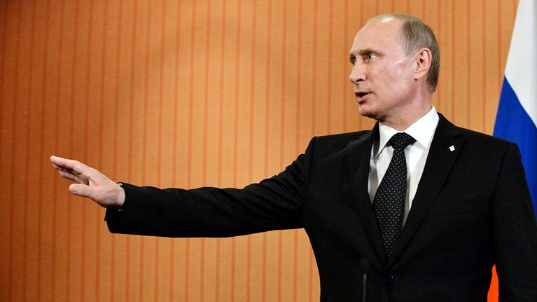 Vladimir Putin puhuu tiedotustilaisuudessaan Ranskan Normandiassa.