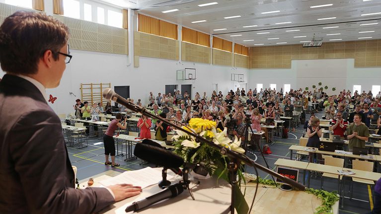 Ville Niinistö puhuu Vihreiden puoluekokouksessa Jämsässä.