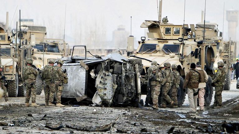 Isaf-joukot tarkastamassa Naton saattueeseen tehdyn itsemurhaiskun tuhoja Kabulissa.