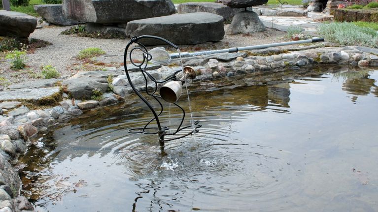 Suihkulähde puutarhassa
