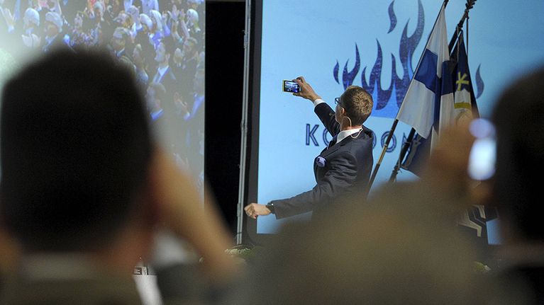 Kokoomuksen puheenjohtajaksi lauantaina valittu Alexander Stubb ottaa itsestään ja puoluekokousväestä selfien Lahden Sibeliustalossa.