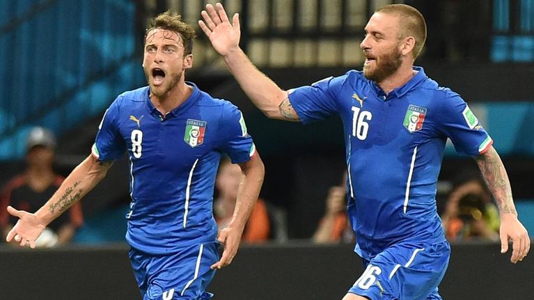 Italian Claudio Marchisio ja Daniele De Rossi tuulettavat.