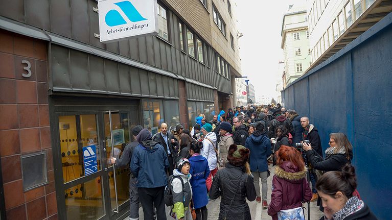 Työnhakijoita työvoimatoimiston edustalla Tukholmassa helmikuussa 2014.