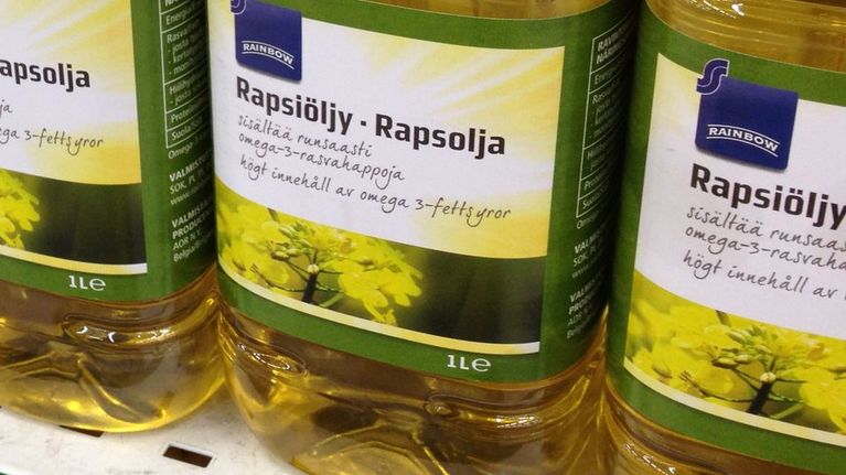 Ruokaöljypulloja kaupan hyllyssä