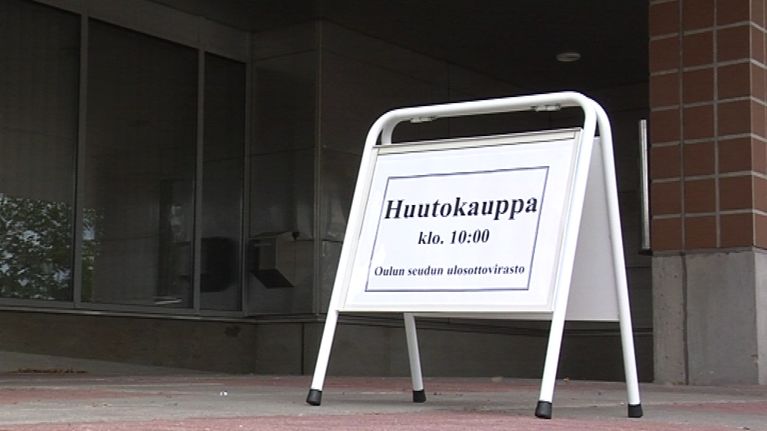 Kyltti huutokaupasta.