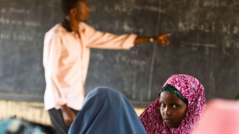 Somali-tyttö osallistui opetukseen Dagahaleyn pakolaisleirillä Keniassa vuonna 2011.