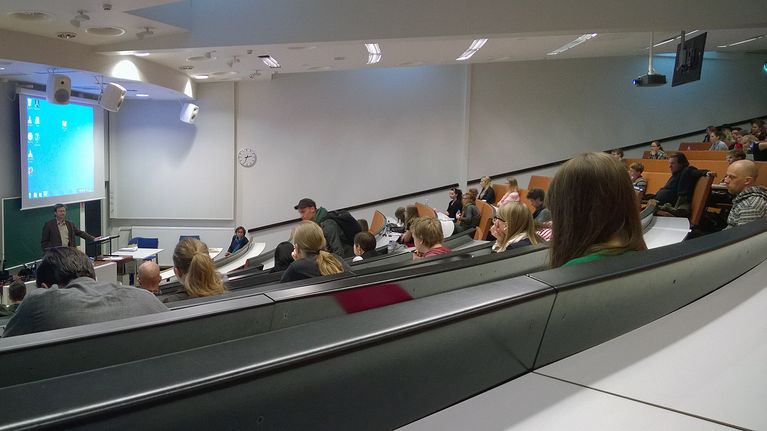 Opiskelija valitsee usein lähikorkeakoulun opinahjokseen. Kuvassa Tampereen yliopiston opiskelijoita. 