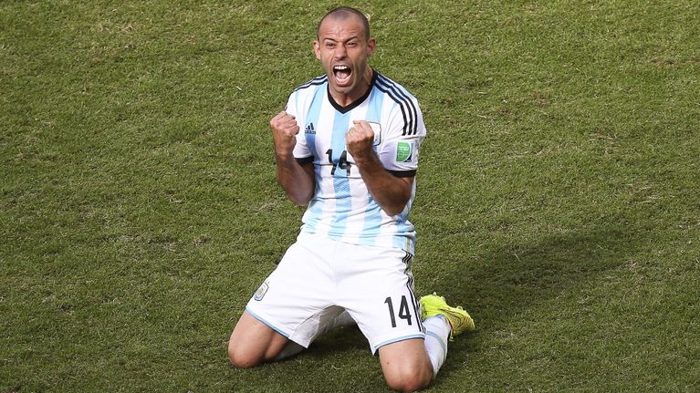 Argentiinan Javier Mascherano tuulettaa maaliaan.