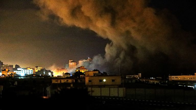 Savu nousee Israelin ilmaiskun jäljiltä Gazan kaupungissa.