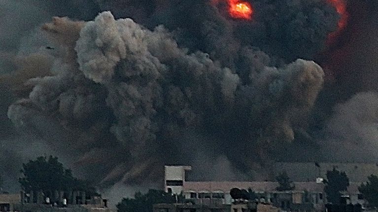 Israelin ilmaiskun aiheuttama räjähdyspilvi Gazan kaupungin eteläosissa.