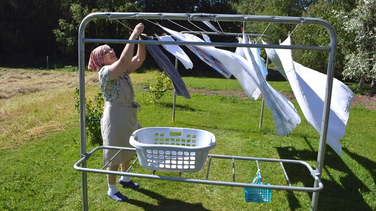 Solja Holappa ripustaa pyykkejä kuivumaan