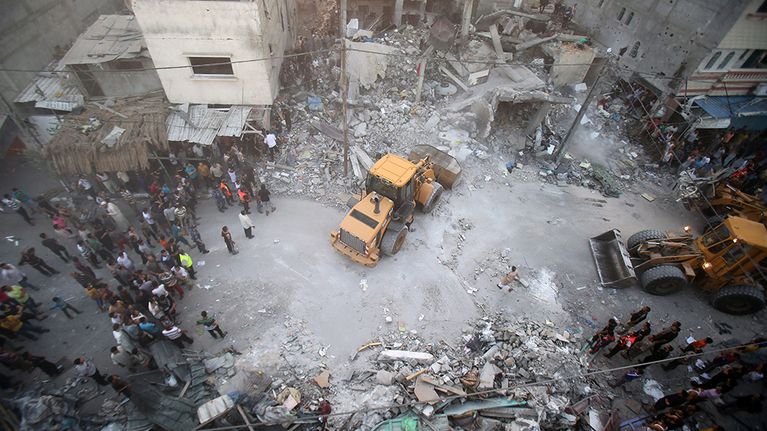 Raivauskone korjaa Israelin ilmaiskussa tuhoutuneen perheen kodin jäänteitä Rafahissa, Gazassa 11. heinäkuuta 2014. 