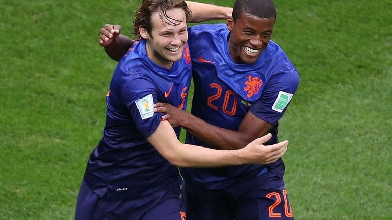 Hollannin Daley Blind ja Georginio Wijnaldum halaavat juhliessaan maalia.
