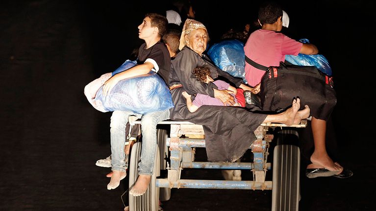 Palestiinalaiset jättivät kotinsa viime yönä suunnaten suojapaikkaan YK:n alaiseen kouluun Gazan pohjoisosissa Israelin rajujen pommitusten vuoksi. 