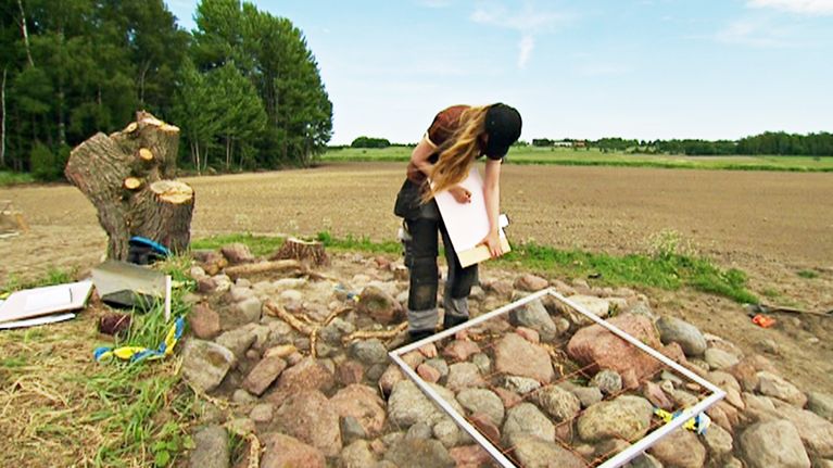 Uppsalan yliopiston arkeologian tohtori Kristin Ilves tutkii rauniolöytöä