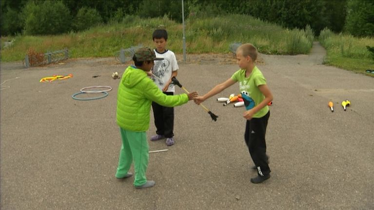 Pojat leikkivät pihalla.
