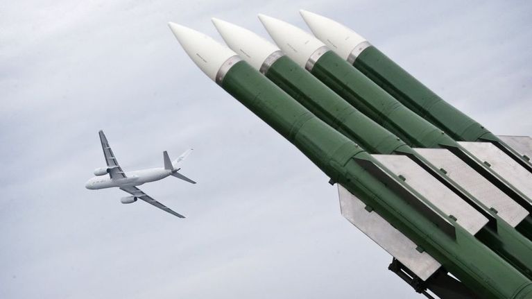 Ohjuksia, taustalla Tupolev-kone.