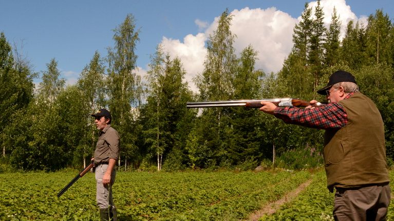 Italialaiset asetehtailijat tulivat Rautalammille ampumaan räkättirastaita