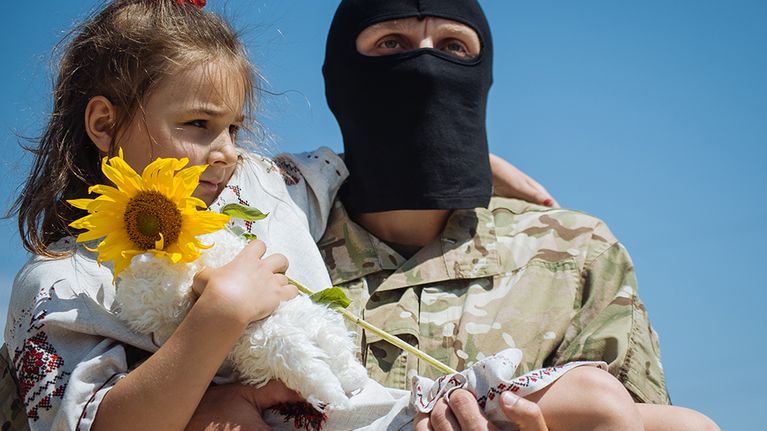 Sotilas valmistautui lähtemään Itä-Ukrainaan Azov-pataljoonan mukana 16. heinäkuuta.
