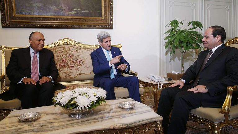 Yhdysvaltain ulkoministeri John Kerry (kesk.), Egyptin ulkoministeri Sameh Shukri (vas.) sekä presidentti Abdel Fattah al-Sisi (oik.) tapasivat Kairossa 22. heinäkuuta 2014. 