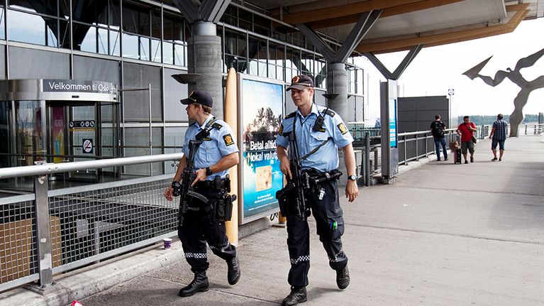 Aseistautuneita poliiseja Oslon lentokentällä 24. heinäkuuta.