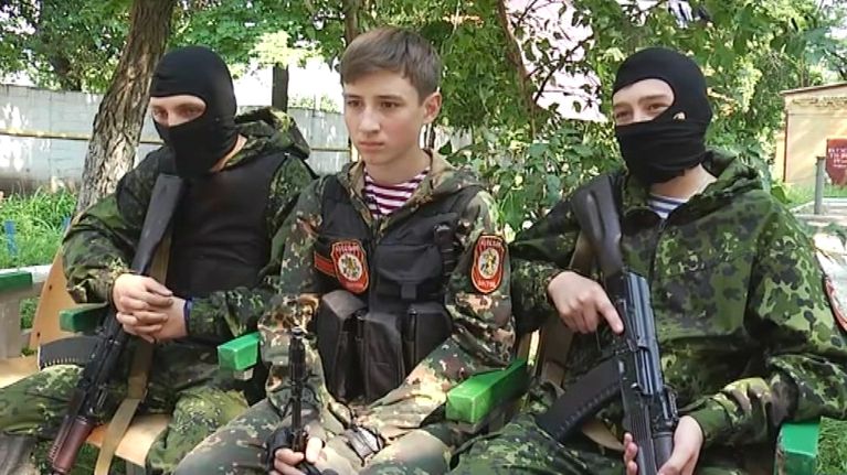 Andrei (kesk) ja pari vuotta vanhemmat Roman ja Igor kuuluvat separatistien Vostok-prikaatiin.
