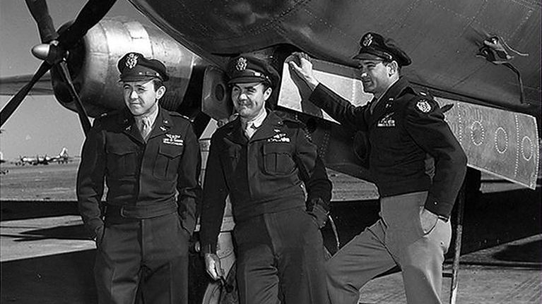 Valokuvassa on Enola Gay -koneen miehistö Theodore Van Kirk (vas.), Paul Tibbets ja Thomas Ferebee 6. elokuuta 1945 Hiroshiman-atomipommin pudottamisen jälkeen.
