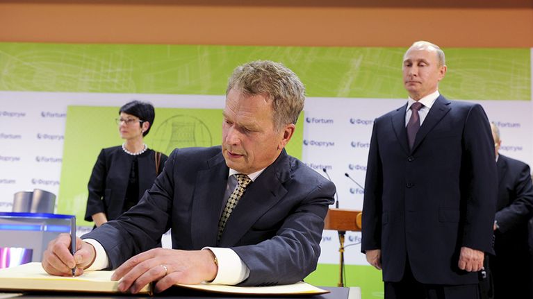 Tasavallan presidentti Sauli Niinistö ja Venäjän presidentti Vladimir Putin (oik) Fortumin uuden voimalaitoksen avajaisissa Njaganissa Venäjällä 24. syyskuuta 2013.