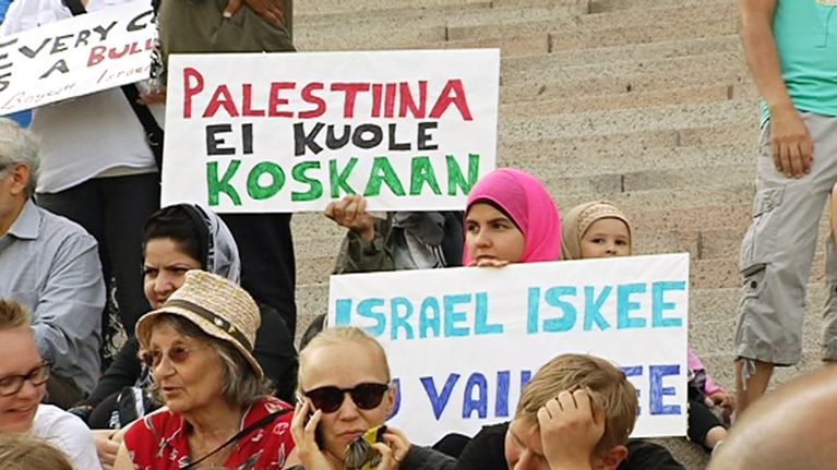 Helsingissä osoitettiin mieltä Israelin sotatoimia vastaan lauantaina.