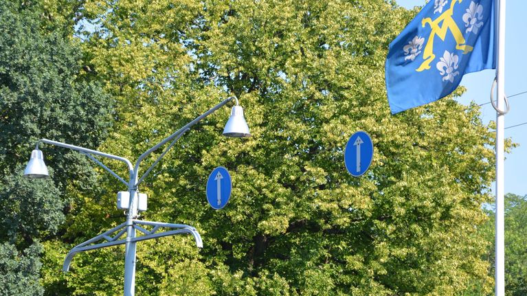 Raitiovaunun ajolinjoista tehdyt valopylväät