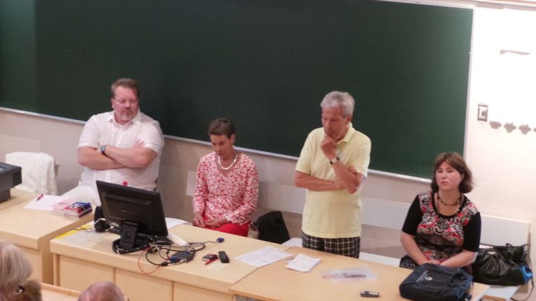 Johan Bäckman, Pirkko Turpeinen-Saari (sd.), Mikko Elo (sd.) ja Evgenia Hildén-Järvenperä (sd.) keskustelemassa Ukrainasta.