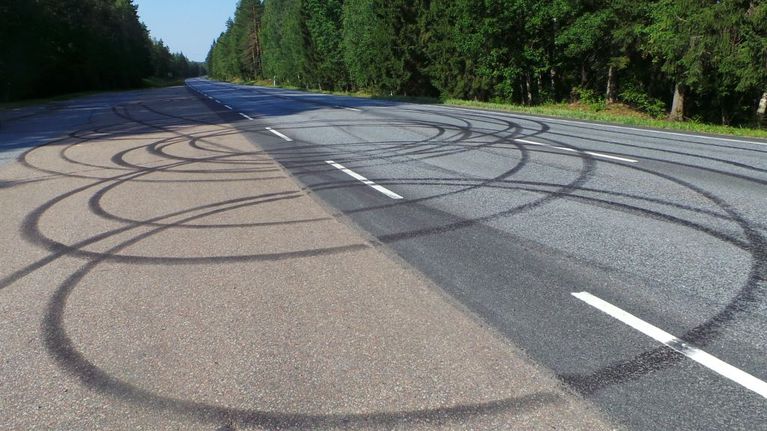 Renkaan jälkiä valtatiellä.