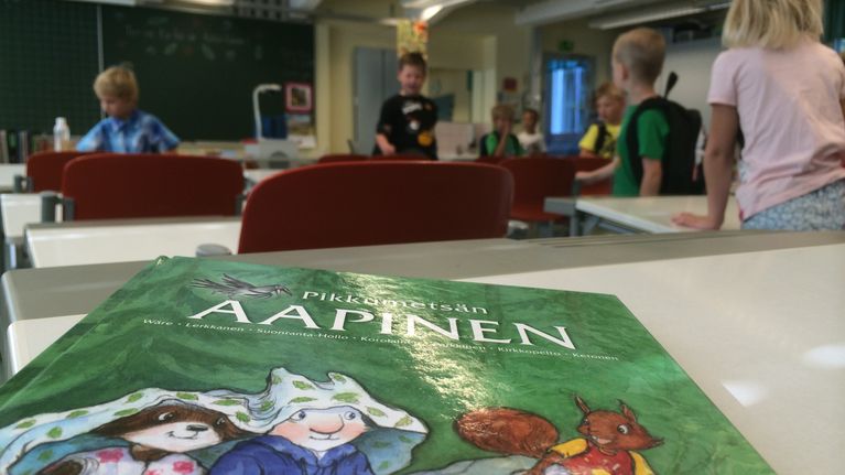 Aapinen pulpetilla koululuokassa