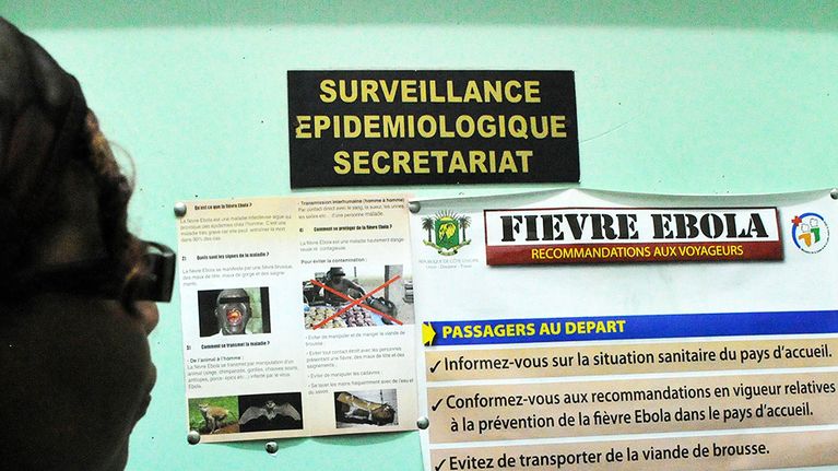 Ebola-informaatiota terveyskeskuksessa Abidjanissa, Norsunluurannikolla, 8. elokuuta.