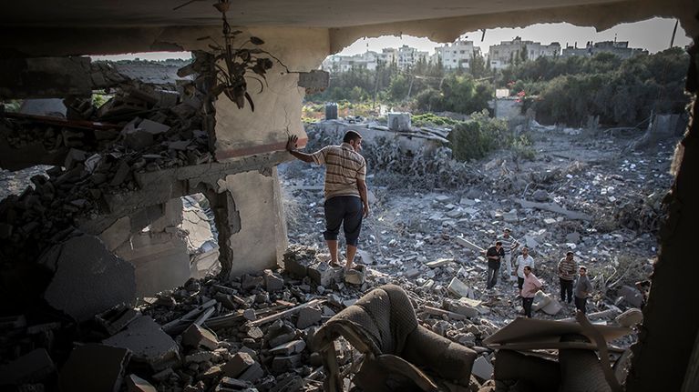 Palestiinalaismies seisoi pommitetun olohuoneensa raunioilla Zaitunin kaupunginosassa Gazassa 8. elokuuta.