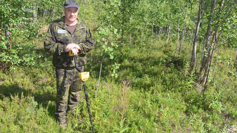 Sallan sotavainajien etsintäryhmän johtaja Pekka Moilanen on tyypillisessä etsintämaastossa