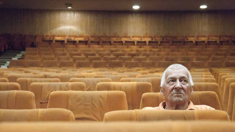Reino Vahteri Kino Dominon elokuvateatterin katsomossa.